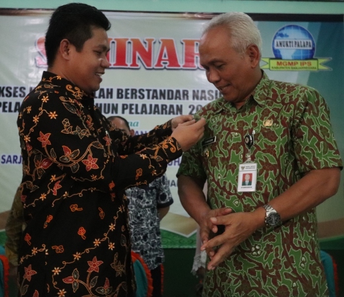 UMP KUKUHKAN WABUP BANJARNEGARA SEBAGAI WARGA KEHORMATAN