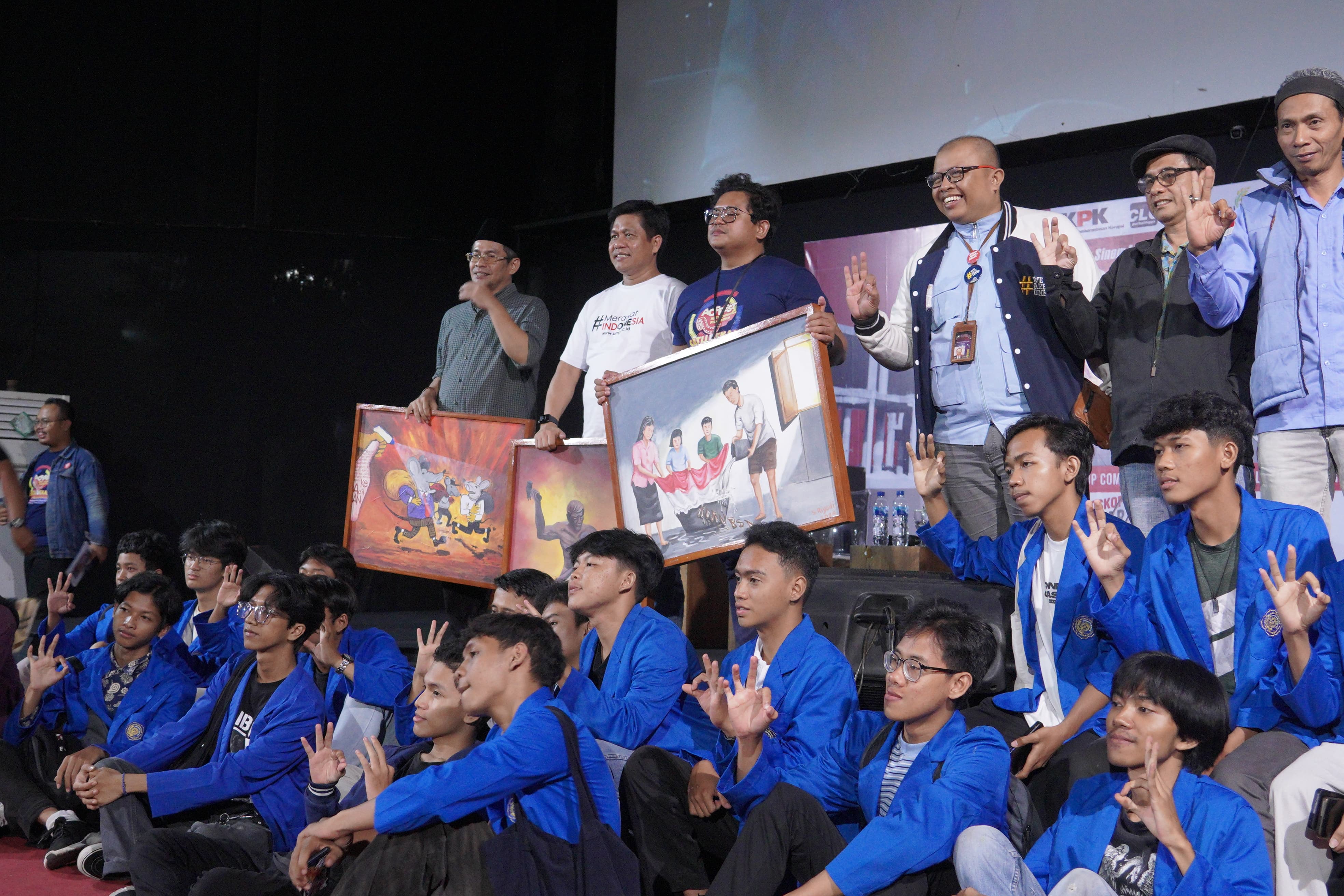 Mahasiswa DKV UMP Meriahkan Acara Melukis Bersama di Luar Bioskop Misbar dan Diskusi Lawan Korupsi