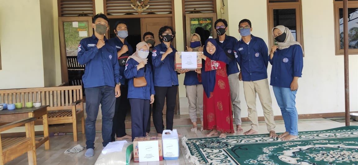 Mahasiswa KKN Alternatif UMP Bagikan Paket Logistik