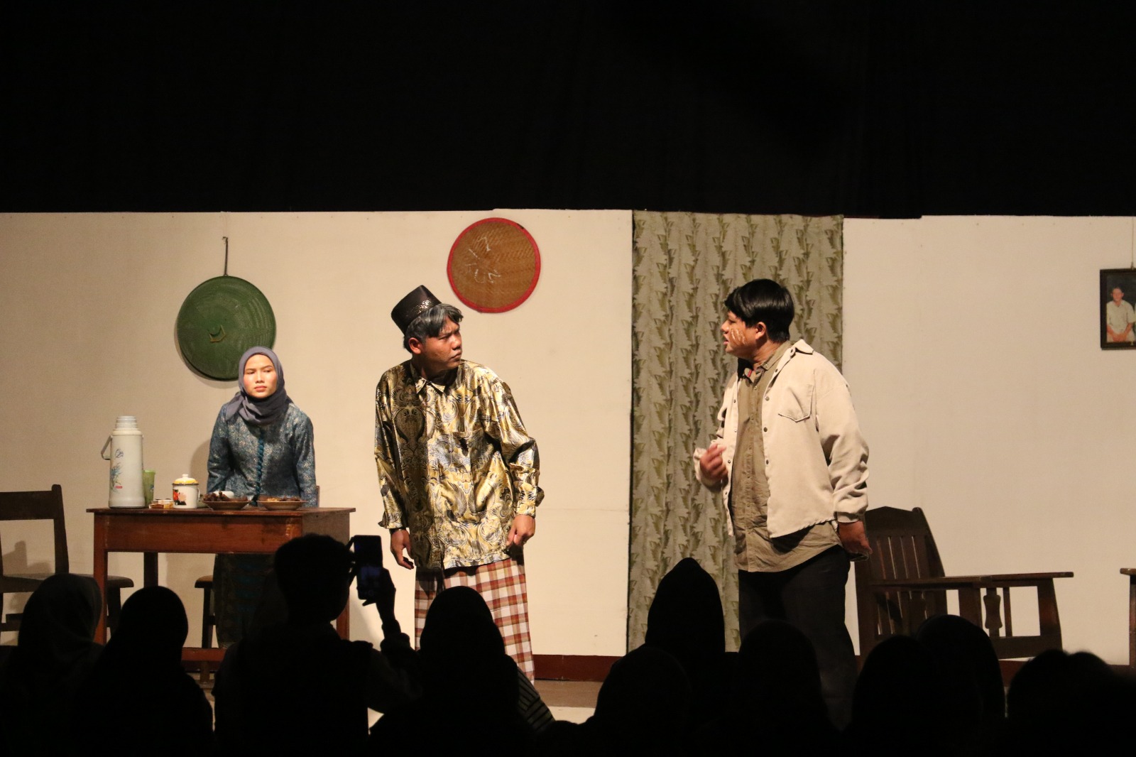 Pentas Drama Matahari di Sebuah Jalan Kecil Dan Barabah Sukses Gelar Mahasiswa PBSI UMP