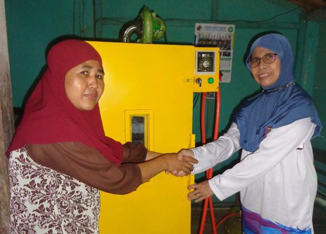 Dorong Kualitas dan Nilai Ekonomi Gula Semut, Tim PKM UMP Berikan Bantuan Mesin Oven dan Mesin Penepung